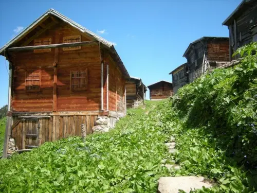 Chalets en bois du hameau de Hazindak Y en turquie dans le massif du Kaçkar
