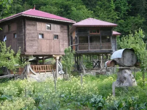 Chalets sur pilotis de Cat croisé durant notre Trekking dans le massif du Kaçkar