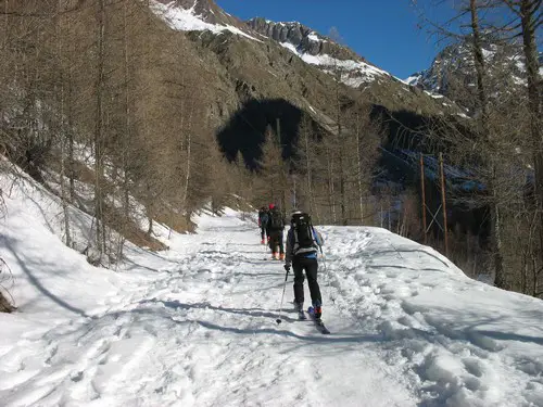 Début du marathon du plat au soleil pour cette première journée de ski de randonnée dans le Champsaur