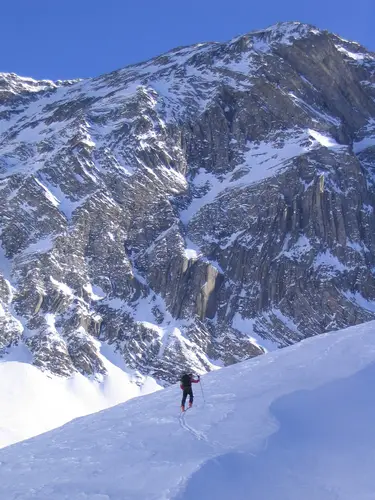 ski de randonnée au milieu des montagnes du Champsaur