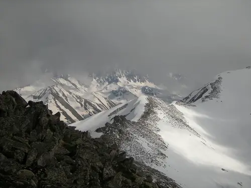 Col enneigé à 3000 mètres d'altitude sur le massif du Kaçkar en Turquie