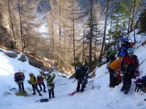 Comme prévue par bison futé, bouchon au pied du Y lors du séjour Alpinisme à Ceillac