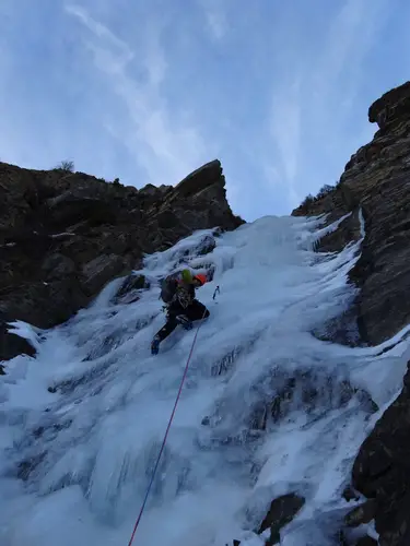 cascade de glace dans les Hautes-Alpes: Au milieu de la goulotte, anywhere...