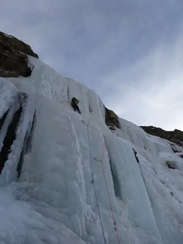 cascade de glace dans les Hautes-Alpes: Dernière longueur, la plus belle certainement, avant de finir au soleil