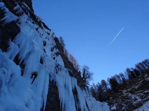 Flying climber dans la cascade de glace dans les Hautes-Alpes