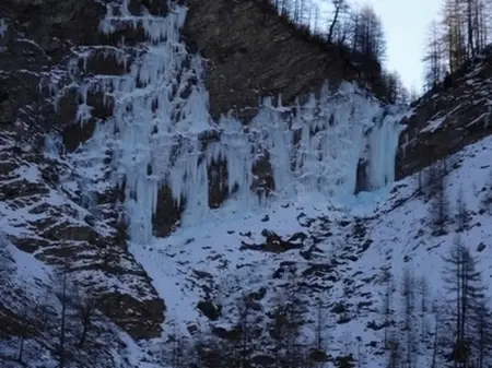 cascade de glace dans les Hautes-Alpes: L'ensemble du secteur du Razis, pauvre en glace, mais tout à fait exploitable