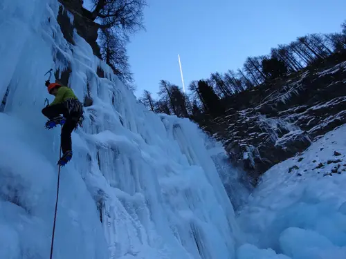 cascade de glace dans les Hautes-Alpes: Quelques embruns dans cette longueur proches du geyser