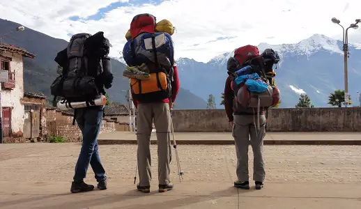 Cachora le matin du départ avec nos sacs déraisonnablement chargés sur le trek de choquequirao