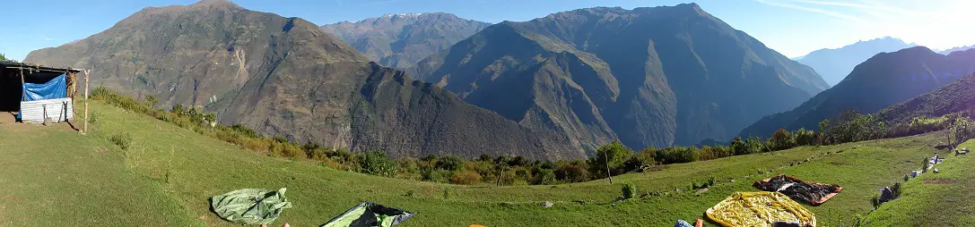 Bien installés au camping de Marampata pour une douce après-midi de repos sur notre trek de choquequirao au Pérou