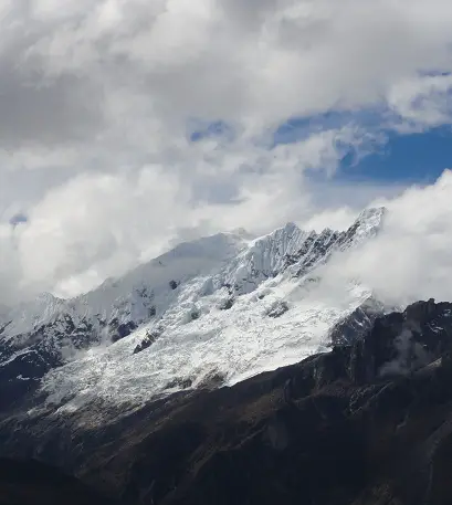 Les glaciers torturés des Andes à plus de 6000m d'altitude, vue depuis le col au dessus de Yanama au Pérou