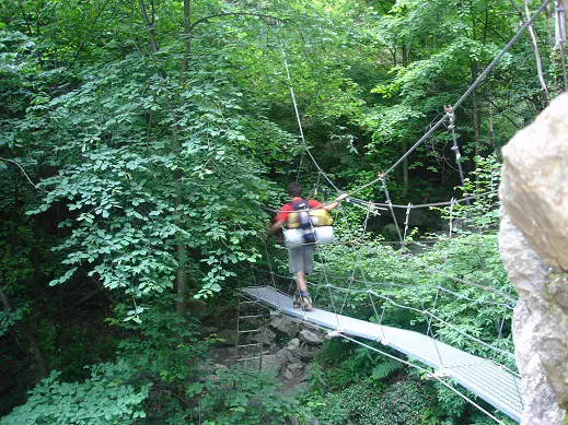 Le parc d'attraction continue dans les gorges de la carança. - 2009 - CP. Florian DESJOUIS. - 2009 - CP. Florian DESJOUIS