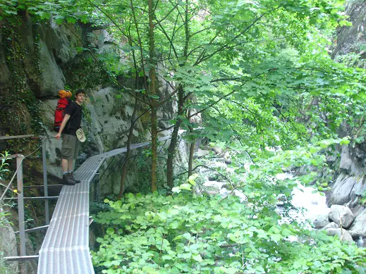 Aménagement sympa dans les gorges de la carança pour une randonnée ludique. - 2009 - CP. Florian DESJOUIS