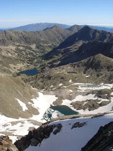 Vue sur le vallon remonté la veille ainsi que sur le bivouac, sur la terrasse herbeuse à côté du lac le plus glacé, à droite. - 2009 - CP. Florian DESJOUIS