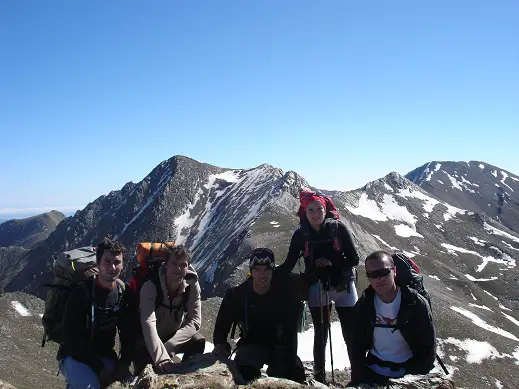 Photos de groupe où nous voyons l'intégralité de l'itinéraire : nous passerons dans la face raide (pic de gourdes) et enneigée au second plan, à gauche de Gwendoline, pour atteindre la pointe tout à gauche (pic de l'enfer). Nous redescendrons ensuite pour longer la crête qui nous amènera au sommet plat tout au fond à droite (pic du géant). - 2009 - CP. Florian DESJOUIS