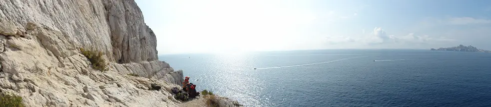 Aux pieds du secteur La Tiragne pour une session escalade dans les Calanques