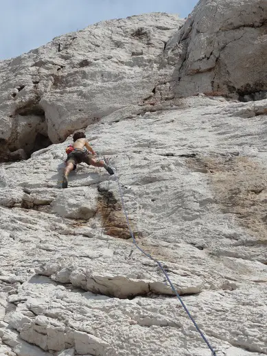 Première voie du secteur La Tiragne pour une session escalade dans les Calanques