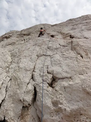 Un joli 6a+à La Tiragne dans les Calanques