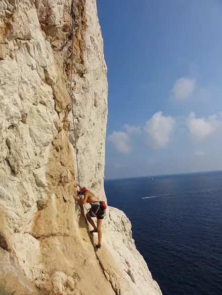 Gwendoline grimpe dans les Calanques de Marseille