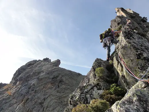 Yoann ne pensait pas évoluer par des températures si douces, sa doudoune restera sur le sac toute la journée. activités plein air à Font Romeu avec escalade et alpinisme