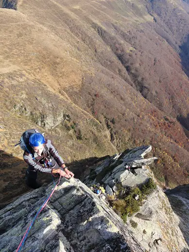 Valentin reste concentré dans un 5c pas si facile. activités plein air à Font Romeu avec escalade et alpinisme