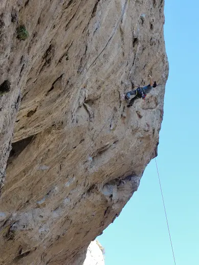  Yoann soulagé par les bacs de fin de cette superbe 7c+. activités plein air à Font Romeu avec escalade et alpinisme