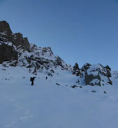 A l'attaque du couloir en s, la quantité de neige nous surprend, agréablement ! activités plein air à Font Romeu avec escalade et alpinisme