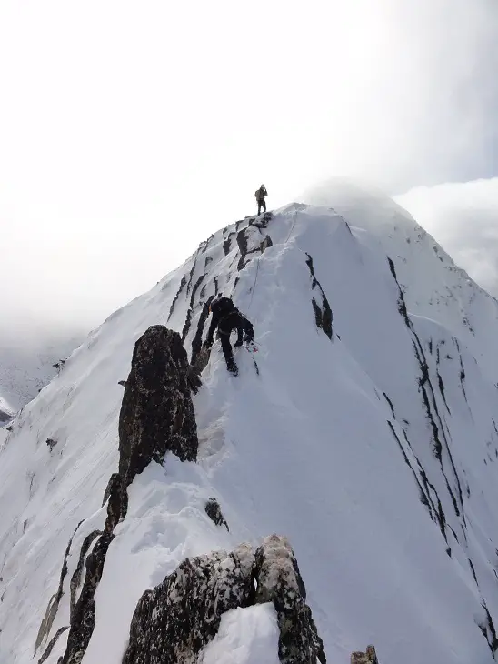  La vigilance est de rigueur sur l'arête menant au pic d'Orrhi. activités plein air à Font Romeu avec escalade et alpinisme