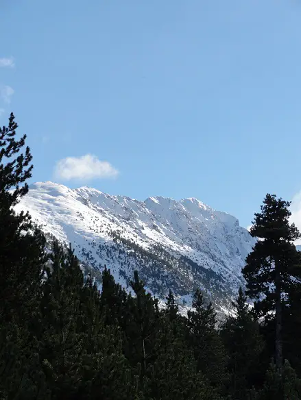 L'ensemble de l'arête est visible ici : de la pointe ensoleillée tout à droite aux grandes pentes de neige tout à gauche. activités plein air à Font Romeu avec escalade et alpinisme