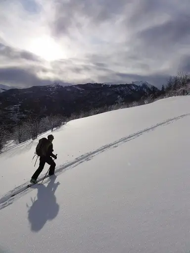 Le départ sous un Soleil qui se dévoile difficilement, mais sous une température glaciale - 2011 - CP F. Desjouis lors du séjour ski de randonnée dans le massif des Ecrins