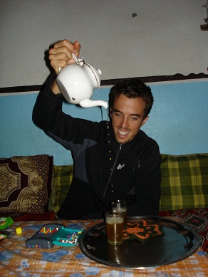 Entre parties de mastermind et dégustations de thé, la journée de repos passe vite entre 2 voies d'escalade au Maroc.