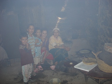 La famille entière s'asphyxie pour nos préparé des crêpes avant notre départ : touchant escalade au Maroc