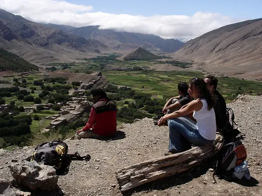 Se termine notre trekking au Maroc, l'équipe se pause pour savourer cette vue et la douceur de l'atmosphère - 2009 - CP F. Desjouis