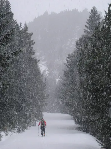 Ski de randonnée dans les Pyrénées Orientales vers le Puig del Pam sous la neige