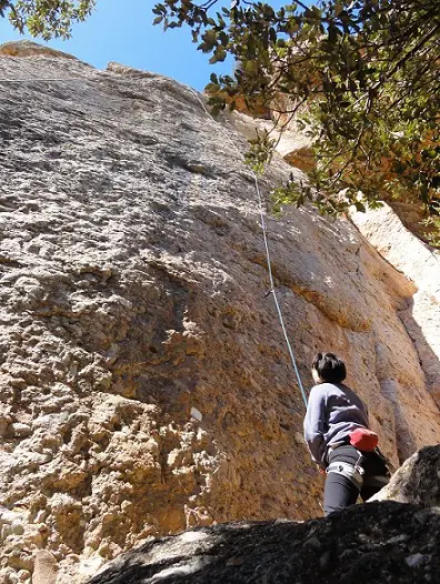 Gwendoline au pied de la longue et superbe . - 2012 - CP. Florian DESJOUIS - escalade en Catalogne