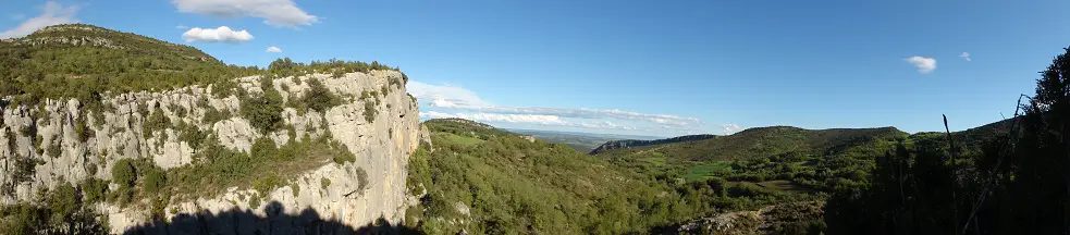 Sa barre calcaire, ses collines verdoyantes... - 2012 - CP. Florian DESJOUIS - escalade en Catalogne