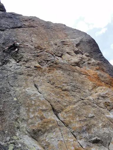 Gwen dans le superbe 7b - escalade en Catalogne