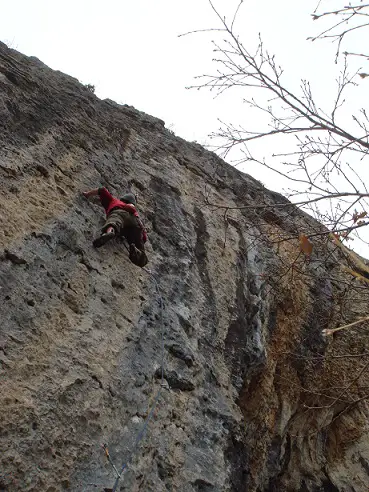 Superbe caillou, réglettes et mini concrétions, c'est un régal dans le 7b - escalade à Orpierre