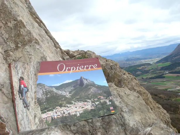 Le nouveau topo sur fond de nuages menaçant. - 2012 - CP. Florian DESJOUIS - escalade à Orpierre