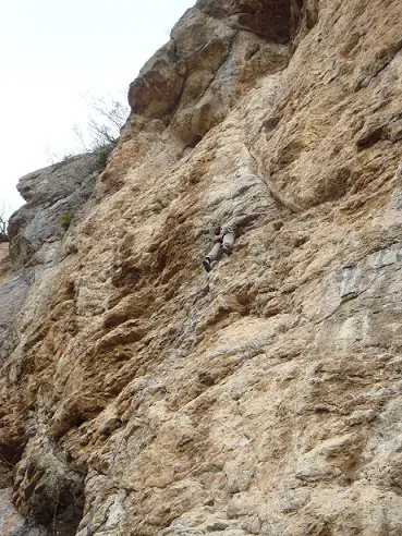 Damien a beau être dans le rouge, il prend la couleur du caillou dans le 7a+ - escalade à Orpierre