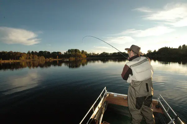 fin de journée au réservoir de pêche de la landie