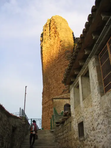 Dans les petites ruelles de Riglos, au petit matin... escalade aux Mallos de Riglos