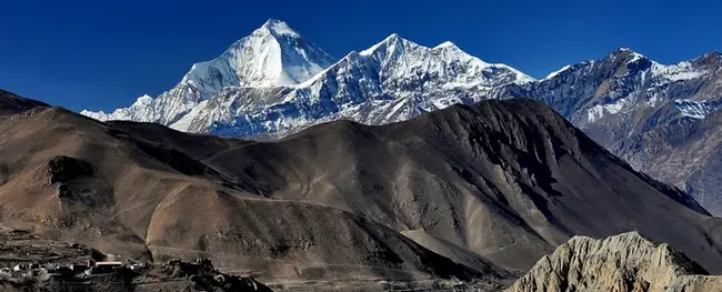 Dhaulagiri (gauche) et les 3 sommets du Tukuche Peak (droite)