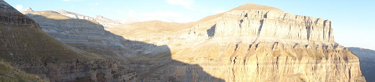 Panoramique de la falaise d'escalade à Ordesa