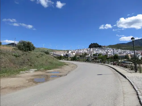 El Burgo avec ses éoliennes durant notre voyage à vélo en Andalousie