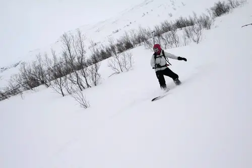 Emilie qui ride en splitboard en Norvège