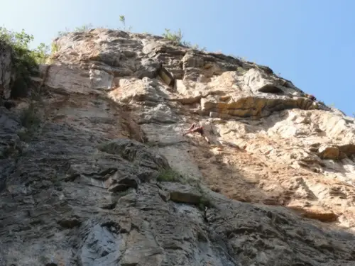 « La tour des anges » à La Falaise du Ponteil lors de notre session escalade en Couenne à l'Argentière-la Bessée