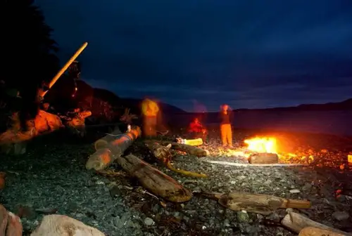 Feu de camp sur la plage durant notre Trek en Colombie Britannique