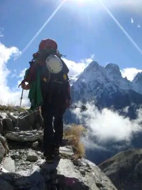 Montée au refuge avant l'ascension de la barre des écrins