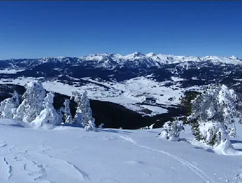 Au fond à droite la station de Puyvalador, à gauche celle de Formiguères. 