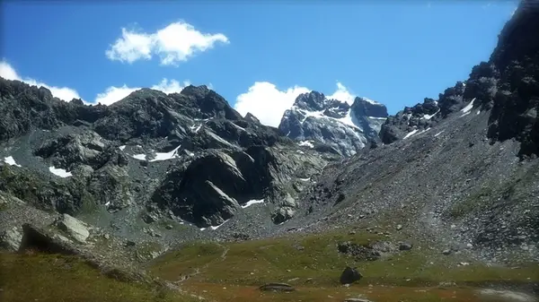 En route vers le col Valante dans les Alpes françaises